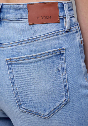 Nori Clean Crop Jean- Medium Light